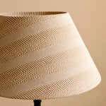 Bild in die Galerieansicht laden, Close-up of the beige grid fabric lampshade texture