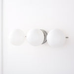 Afbeelding laden in galerijweergave, Alessora Mid-Century Modern 3-licht wandlamp - metalen frame witte glazen bollen

