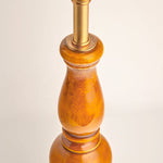 Afbeelding laden in galerijweergave, Grainora Tafellamp met Houten Nerf Basis – Stoffen Lampenkap voor Woonkamers