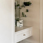 Afbeelding laden in galerijweergave, Polished cabinet knobs styled on an entryway cabinet