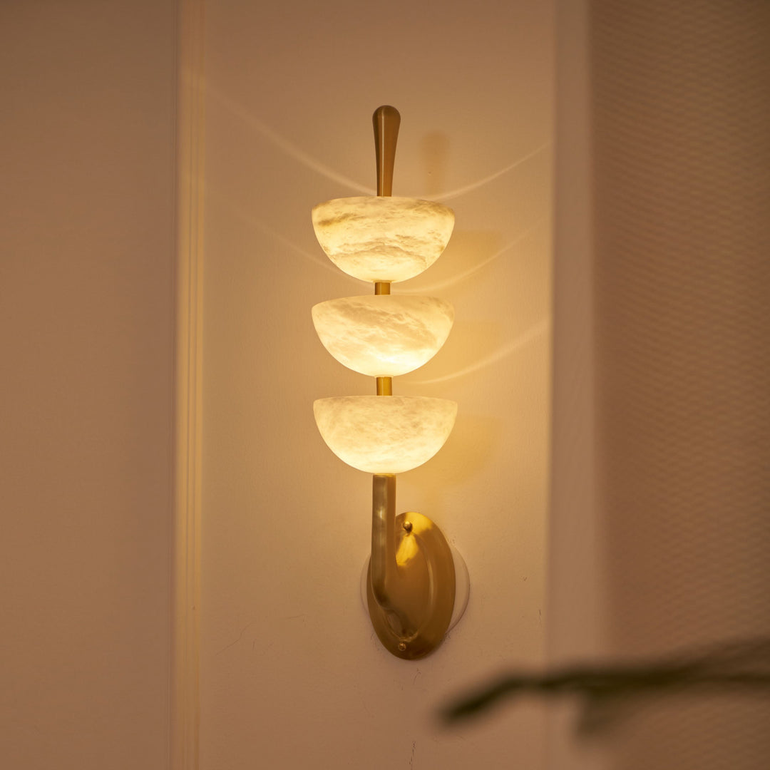 Lampe murale triple en albâtre