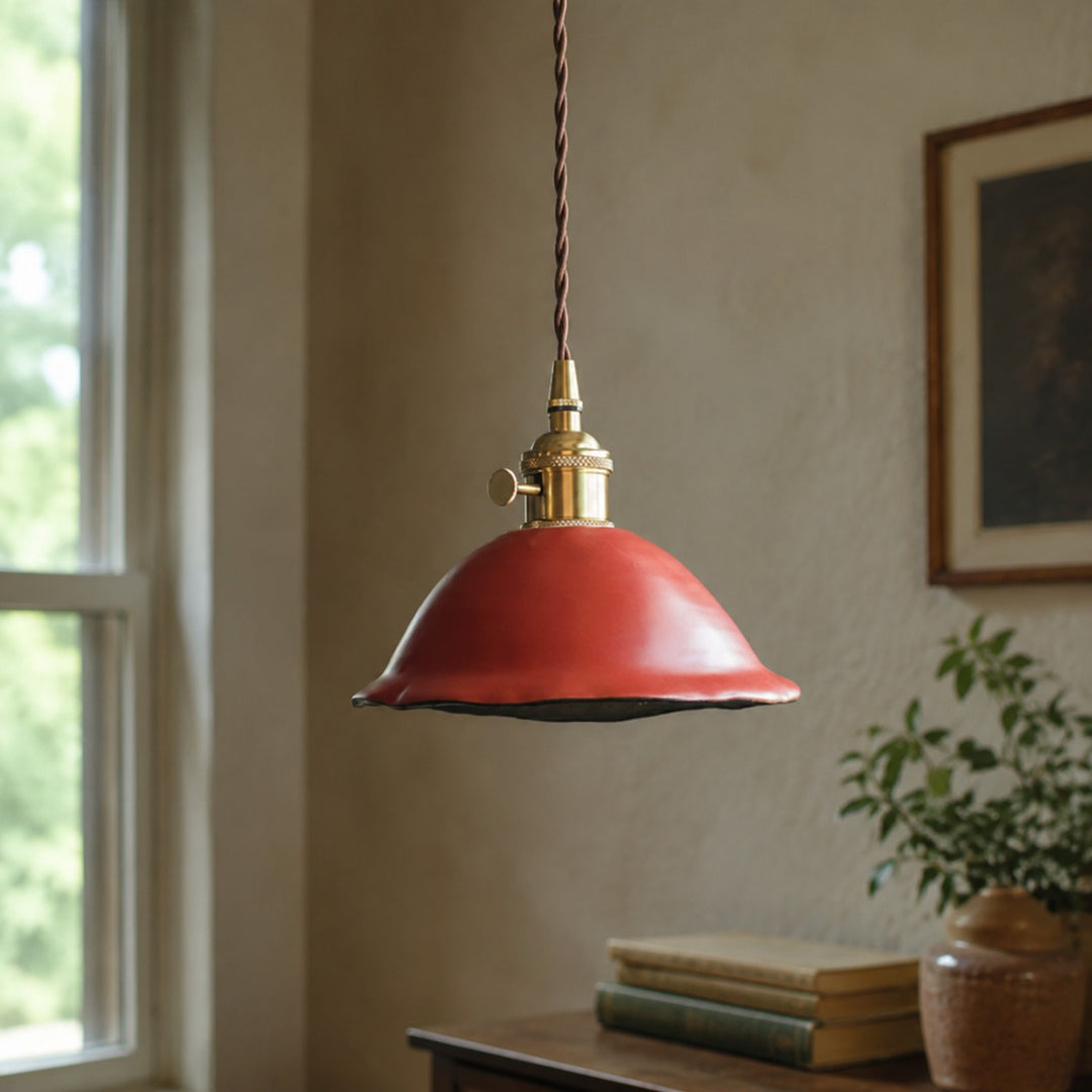 Vintage keramische hanglamp met dubbele glazuurlaag en messing fittingen