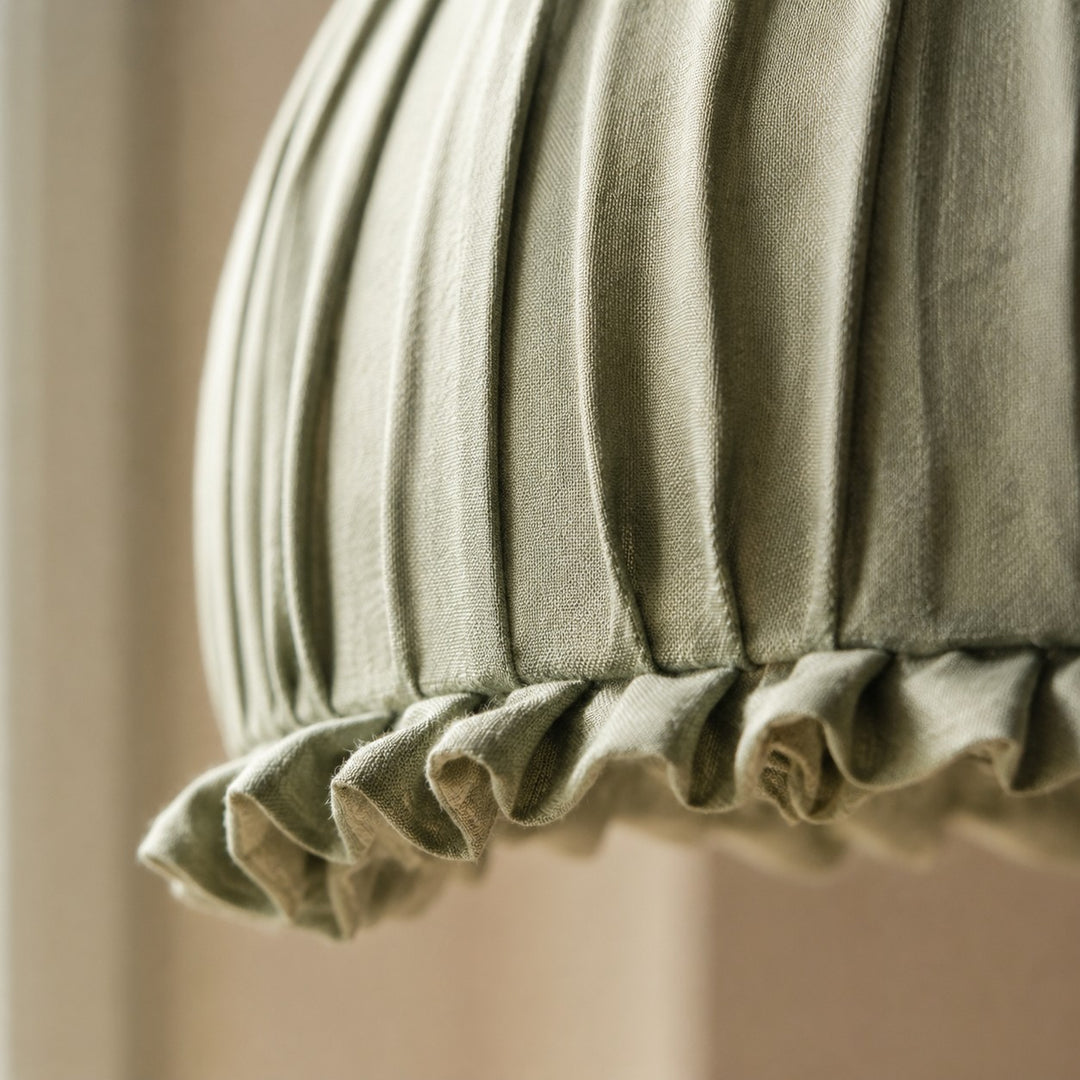 Lampa wisząca z marszczonej tkaniny i plisowanym kloszem