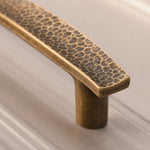 Afbeelding laden in galerijweergave, Hammered brass cabinet pull surface texture