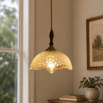 Carica l'immagine nella visualizzazione Galleria, Clear glass pendant light in room