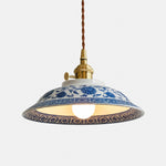 Afbeelding laden in galerijweergave, Blauwwitte keramische hanglamp met messingkleurige details