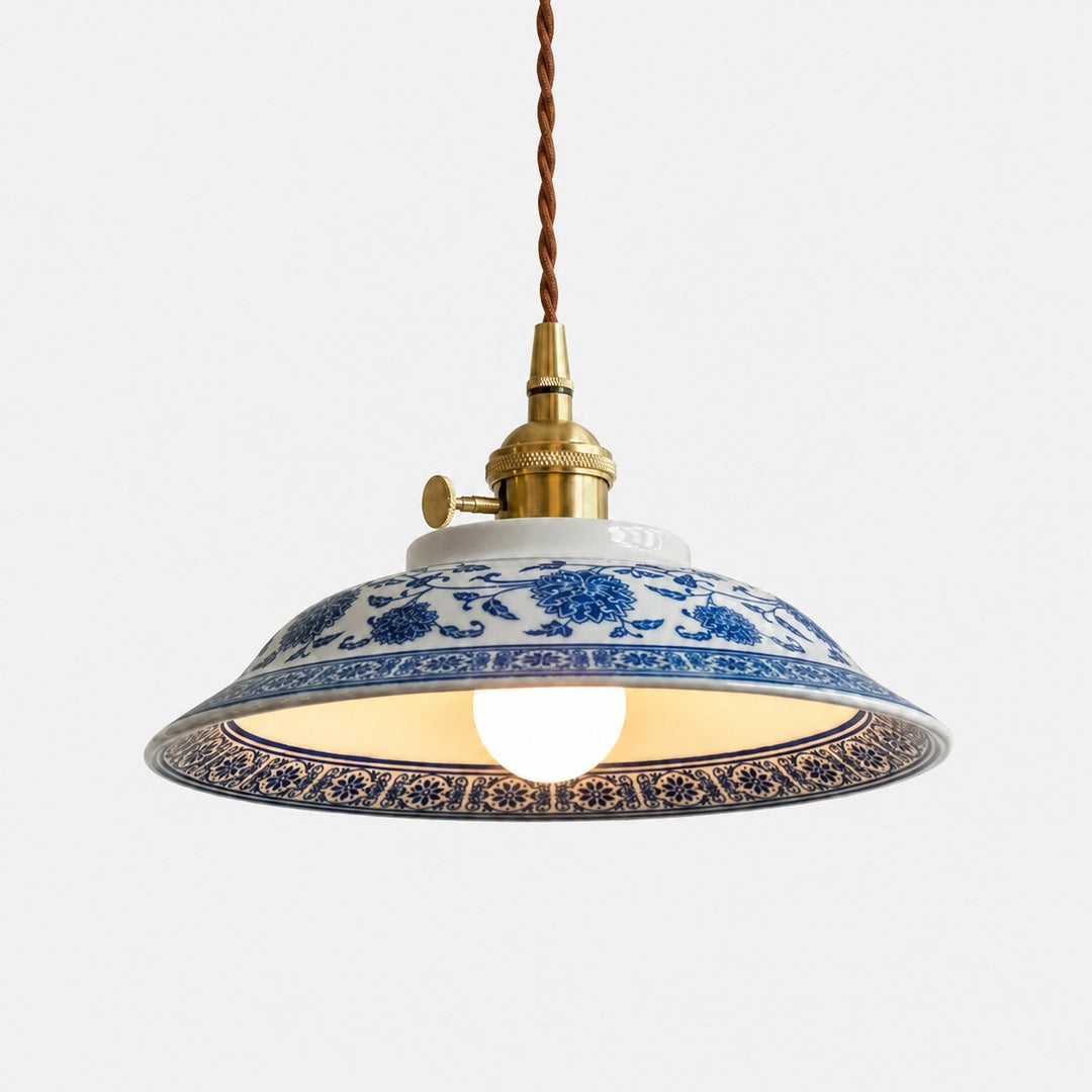 Blauwwitte keramische hanglamp met messingkleurige details