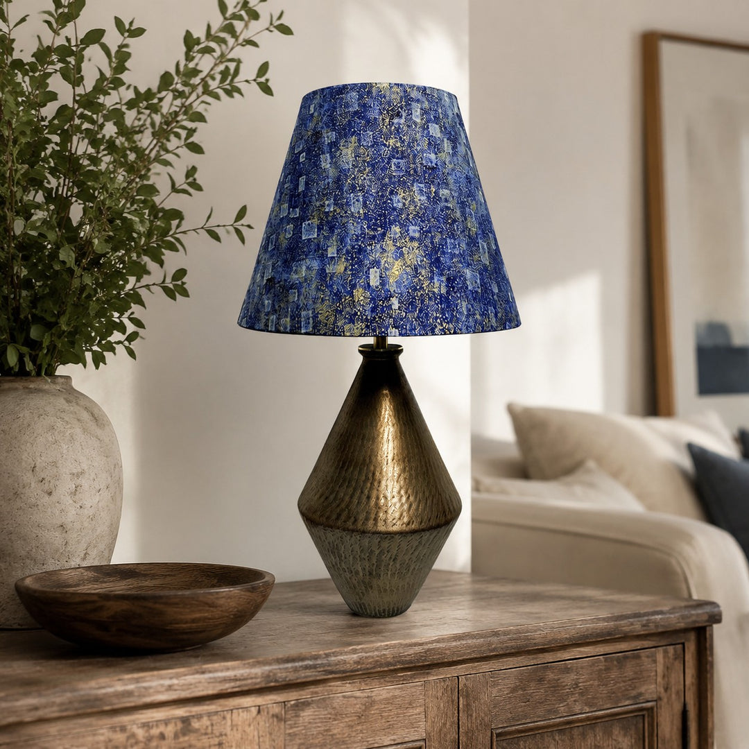 Vergoldete Keramik-Tischlampe mit blauem Stoffschirm