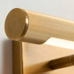 Cargar imagen en el visor de la galería, Luz para cuadros Zorv Sleek – Lámpara de pared con marco metálico acanalado para exhibición de arte o fotos