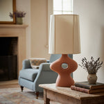 Afbeelding laden in galerijweergave, Pryssa keramische tafellamp met ivoorkleurige linnen kap - artistieke verlichting voor woonkamer of slaapkamer