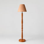 Afbeelding laden in galerijweergave, Vintage vloerlamp van massief hout met optioneel bijzettafeltje