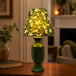 Load image into Gallery viewer, Groene keramische tafellamp met gebloemde kap op witte achtergrond