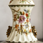 Afbeelding laden in galerijweergave, Painted floral ceramic lamp body detail