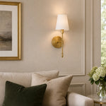 Carica l'immagine nella visualizzazione Galleria, Decorative brass wall lamp in a refined living space