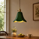 Cargar imagen en el visor de la Galería, Green single pendant in a dining room