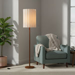 Charger l'image dans le visualiseur de la galerie, Lampe sur pied en bois de noyer Linbron avec abat-jour en lin cannelé – Décoration intérieure moderne et naturelle