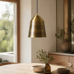 Afbeelding laden in galerijweergave, Compact brass pendant lamp in a styled room