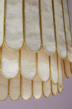 Afbeelding laden in galerijweergave, Lumica Capiz Facet Hanglamp - Elegant Natuurlijk Schelpenontwerp
