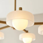 Bild in der Galerieansicht laden, Zirvos Pendelleuchte mit mattierten Opalgloben und gebürstetem Messingrahmen für Wohn- und Esszimmer