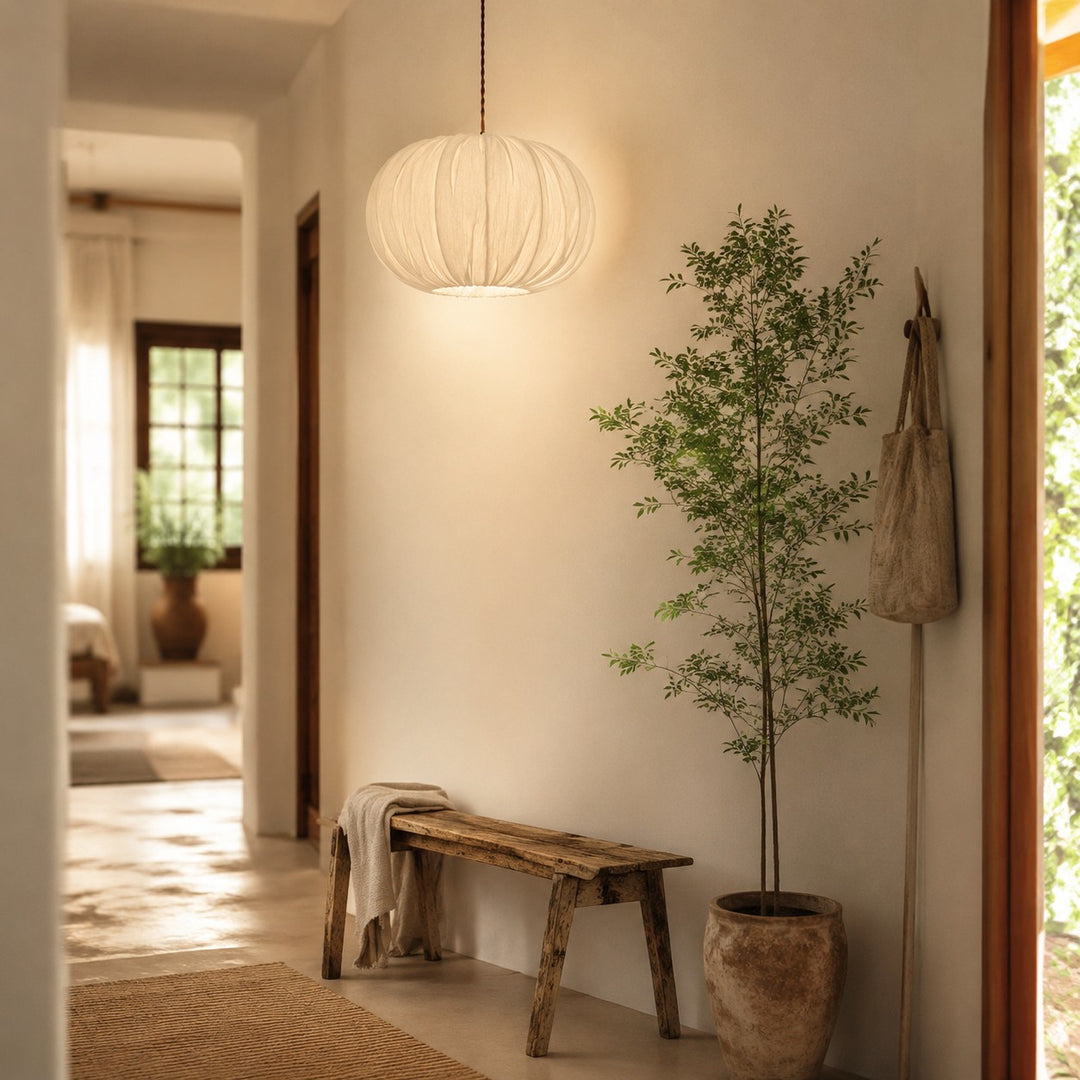 Lampa wisząca w kształcie kuli z tkaniny i drewnianą podsufitką