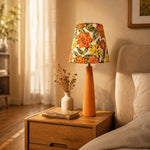 Charger l'image dans la visionneuse de la galerie, Lampe de table en céramique à motifs floraux Liberty avec base orange faite à la main