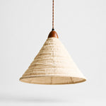 Afbeelding laden in galerijweergave, Geplooide stoffen kegelvormige hanglamp met houten houder