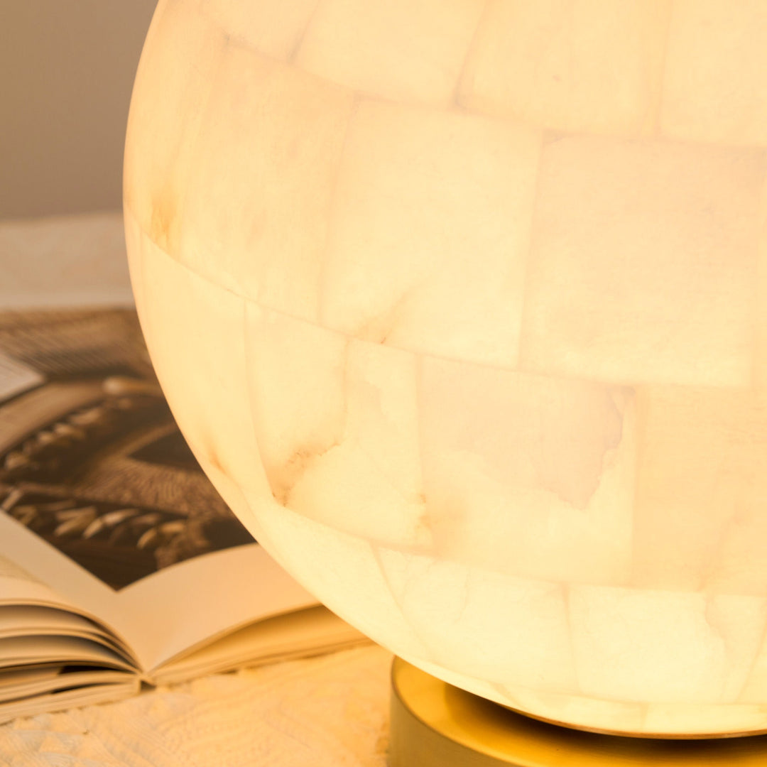 Lampada da tavolo a sfera in alabastro