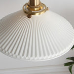 Afbeelding laden in galerijweergave, Cerelle Geplooide Keramische Wandlamp – Sculpturaal Geribbeld Ontwerp Kandelaar voor Slaapkamer of Gang N30