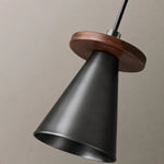 Carica l'immagine nella visualizzazione Galleria, Walnut wood ring and black pendant light body detail