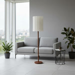 Charger l'image dans le visualiseur de la galerie, Lampe sur pied en bois de noyer Linbron avec abat-jour en lin cannelé – Décoration intérieure moderne et naturelle