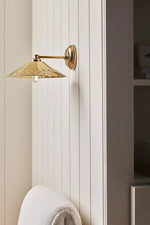 Afbeelding laden in galerijweergave, Auriglow moderne wandlamp – messing geperforeerde lamp voor slaapkamer of gang
