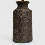 Bild in die Galerieansicht laden, Close-up of carved wave texture on dark handmade ceramic lamp base