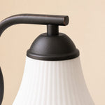 Afbeelding laden in galerijweergave, Close view of black metal shade cap and glass shade