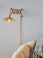 Afbeelding laden in galerijweergave, Furium gegolfde accordeon stekker-wandlamp - messing muurlamp elegantie
