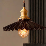 Cargar imagen en el visor de la Galería, Pleated Ceramic Pendant Light detail image