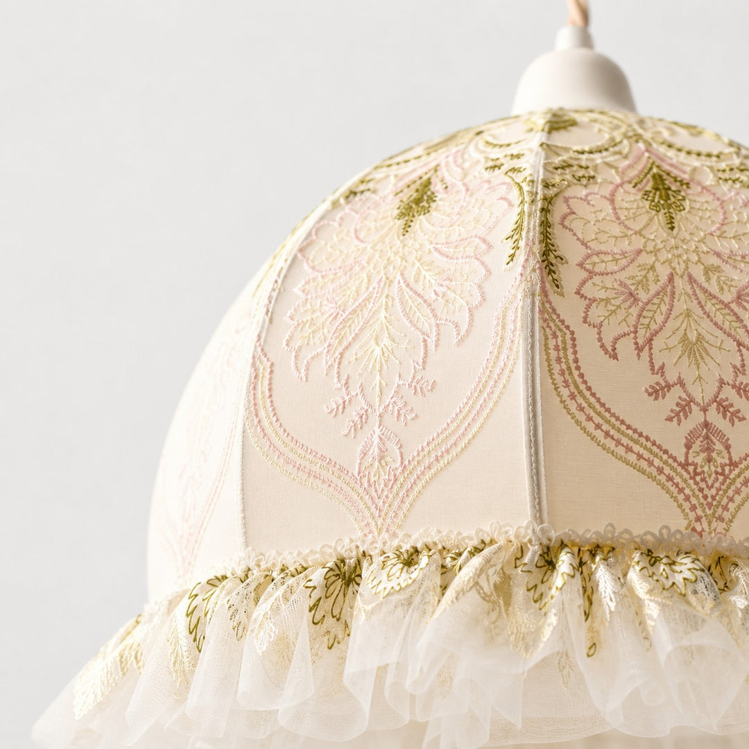 Pendelleuchte aus besticktem Blumenstoff
