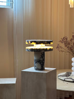 Bild in die Galerieansicht laden, Säulen-Marmor-Tischlampe