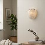 Afbeelding laden in galerijweergave, Velora Alabaster Tinten Gebogen Glazen Wandlamp - Sculpturaal Elegante Metalen Details voor Slaapkamer of Hal