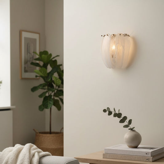 Lámpara de Pared de Vidrio Curvado en Tonos Alabastro Velora - Detalle Escultural y Elegante de Metal para Dormitorio o Entrada
