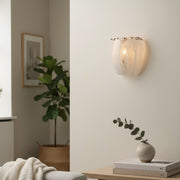 Velora Alabaste Töne Gebogene Glas-Wandlampe – Skulpturale Elegante Metall-Details für Schlafzimmer oder Eingangsbereich