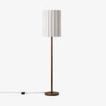 Charger l'image dans le visualiseur de la galerie, Lampe sur pied en bois de noyer Linbron avec abat-jour en lin cannelé – Décoration intérieure moderne et naturelle