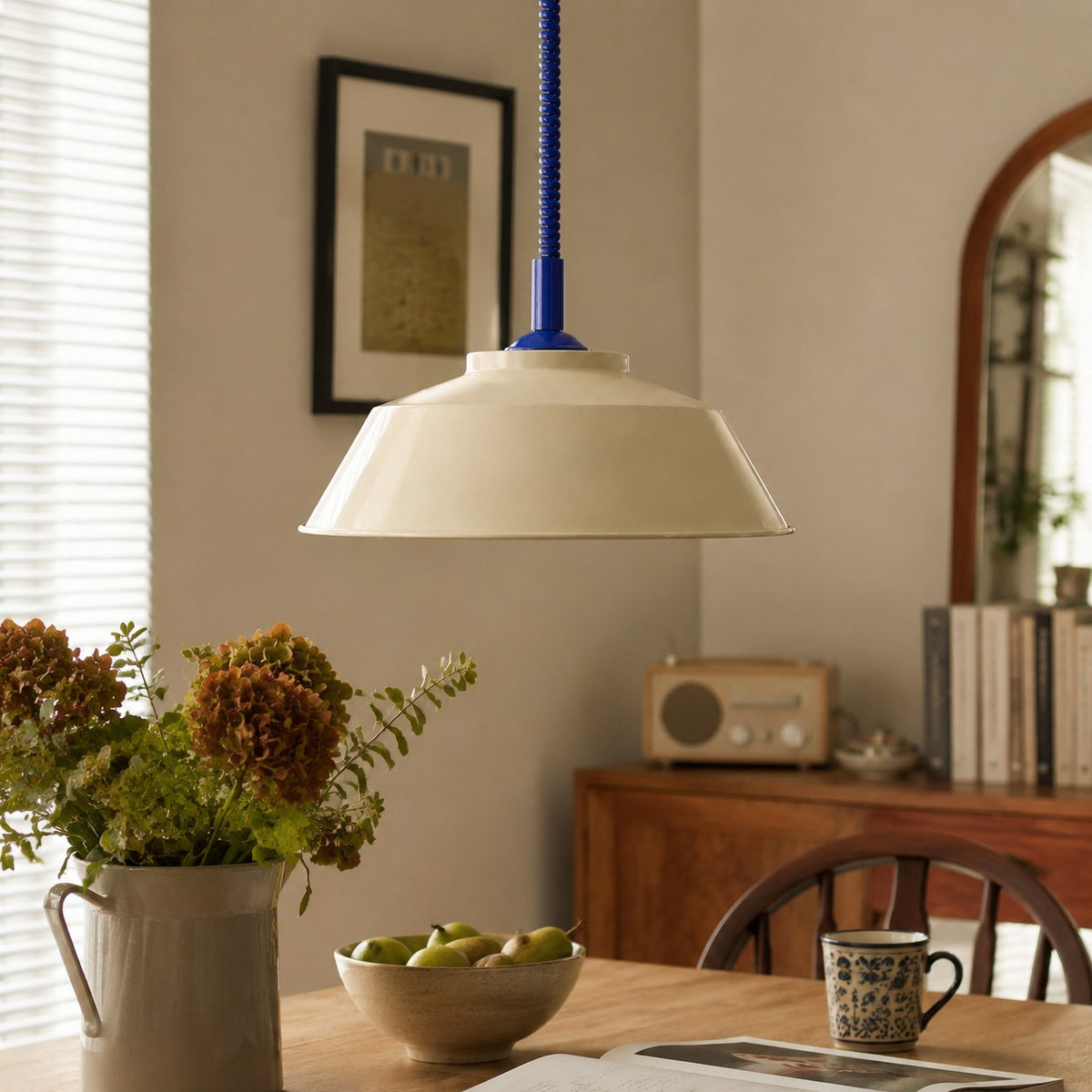 Memphis pull-down pendant in a dining space