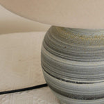 Afbeelding laden in galerijweergave, Ceravine Rustieke Keramische Voet Tafellamp met Kegelvormige Stoffen Kap – Elegante Accentverlichting voor Thuis