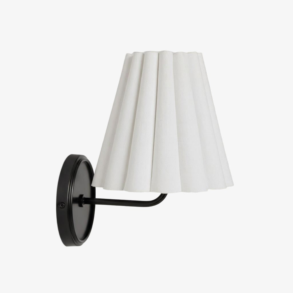 Ruffmeto Stoffen Wandkandelaar – Met geplooide details op een Sculpturaal Metalen Frame voor Studiekamer of Gang