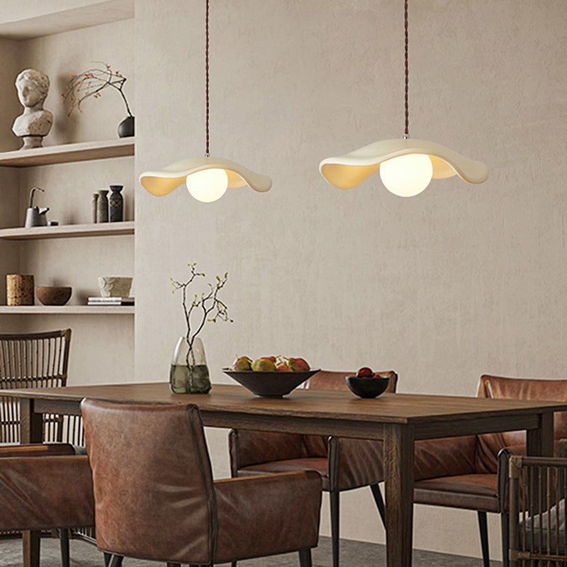 Lampada a sospensione minimalista Yumi in resina scultorea elegante