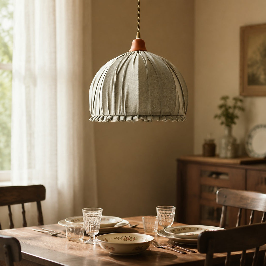 Lampa wisząca z marszczonej tkaniny i plisowanym kloszem