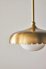Afbeelding laden in galerijweergave, Rayla Sint-jakobsschelp Hanglamp – Messing Afwerking Retro Plafondlamp voor Eetkamer &amp; Keuken
