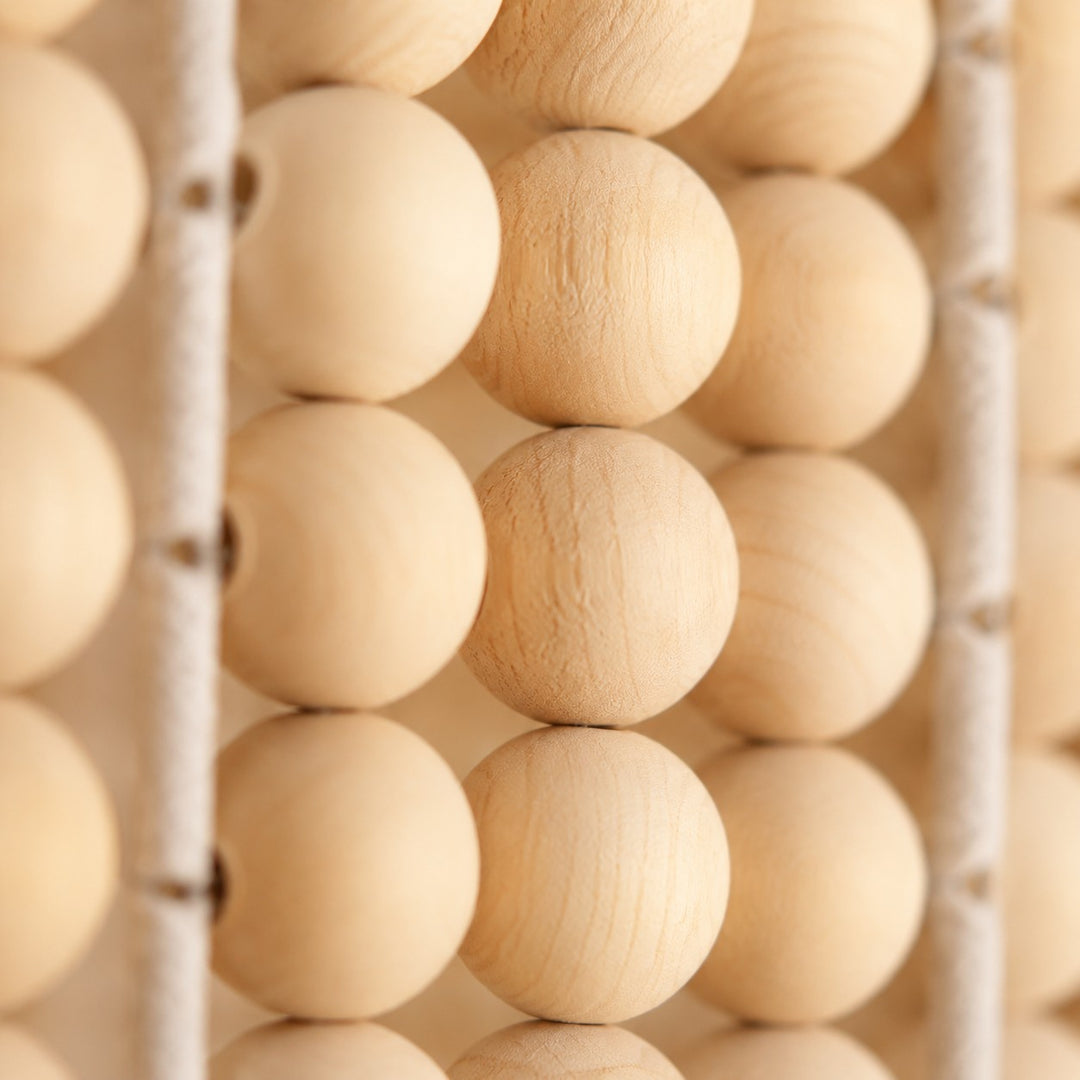 Suspension en perles de bois naturel avec abat-jour en forme de dôme wabi-sabi