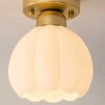 Bild in die Galerieansicht laden, Ribbed milk glass shade detail