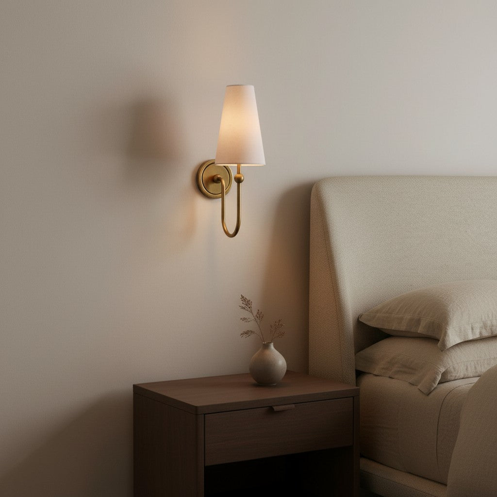 Aplique de brazo curvo elegante Serena – Lámpara de pared moderna con pantalla de tela para pasillo y dormitorio